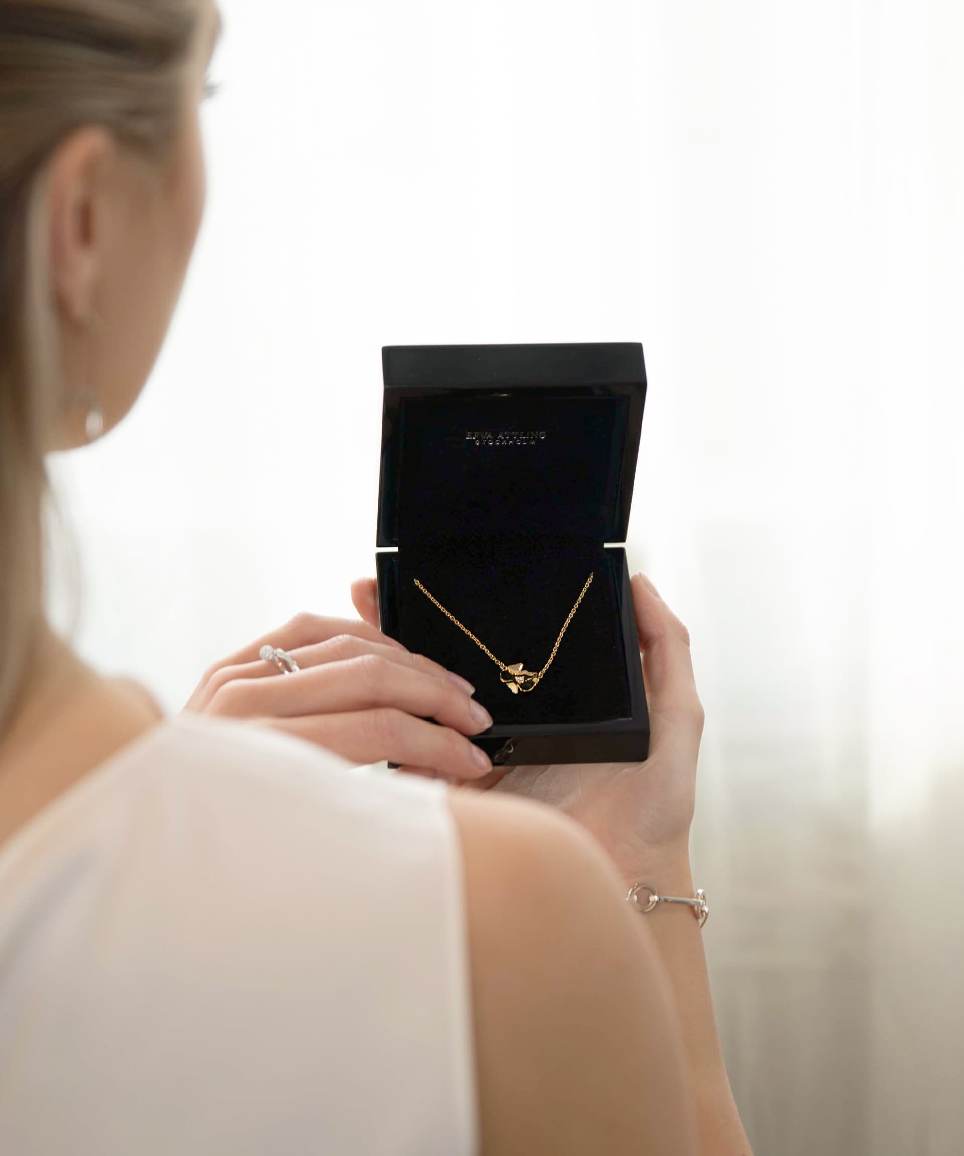 https://a.storyblok.com/f/329822/1920x2304/441857adfc/5x6_stella_gift_violet-necklace-rg.jpg